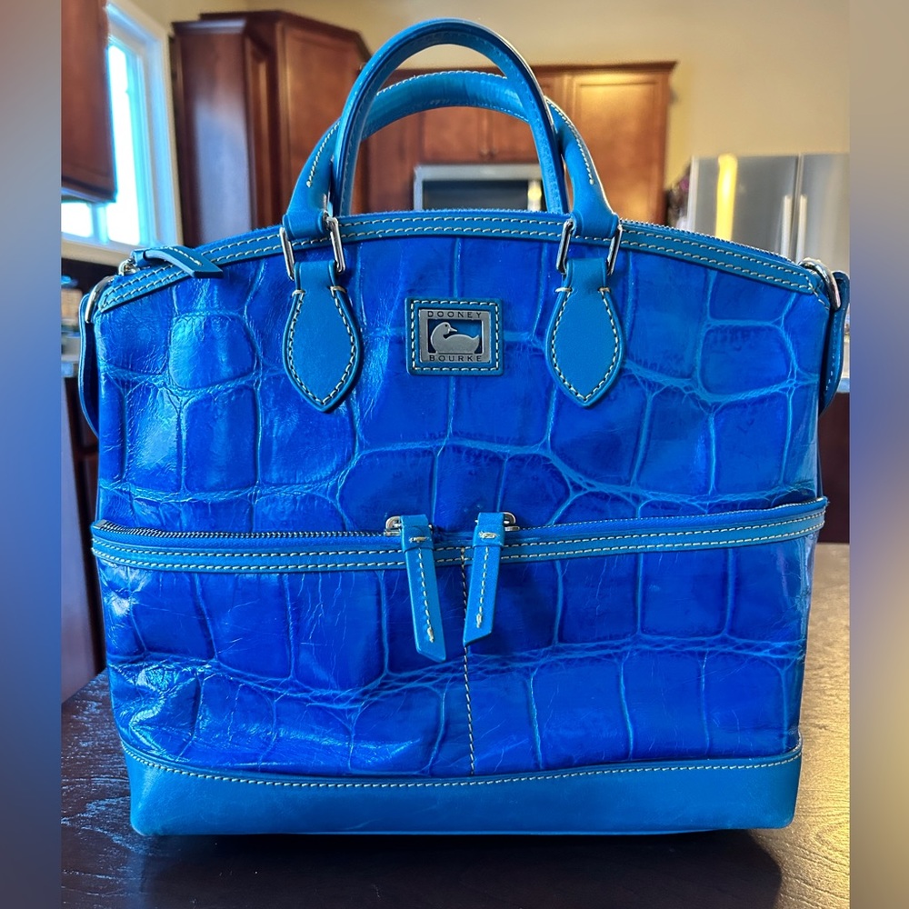 A beautiful blue Dooney&Bourke large handbag with 2 front zippered compartments